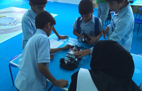 Abu Dhabi: Kids with Hydrogen Cars